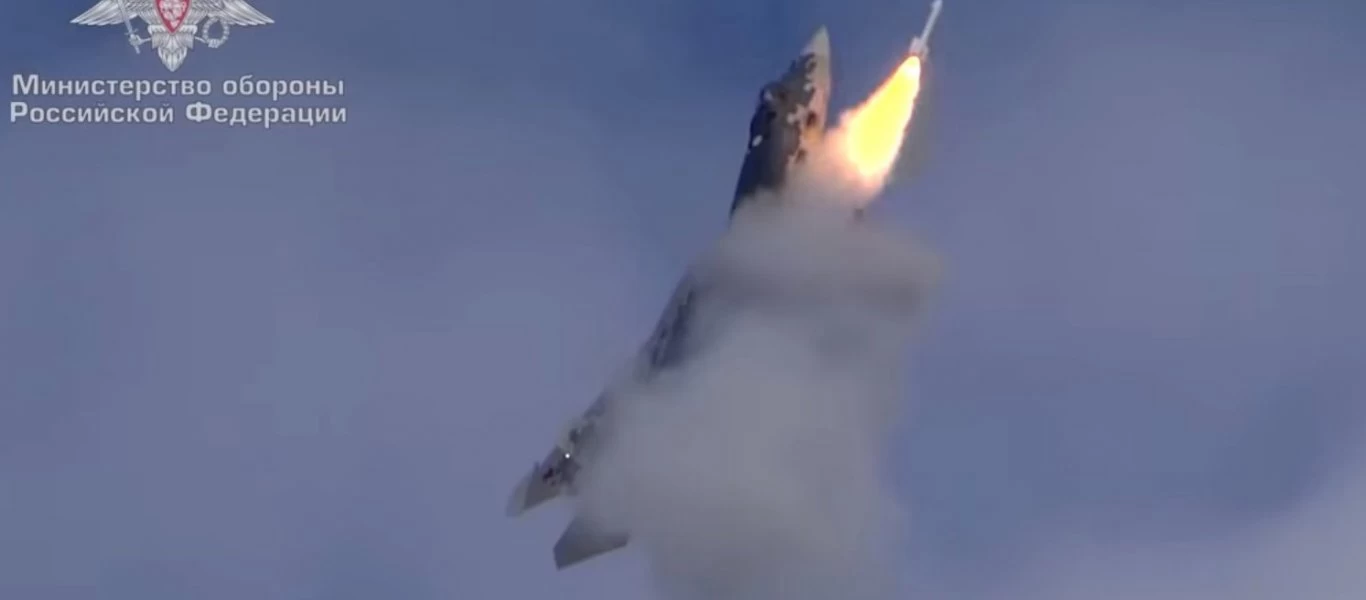 Su-57 εκτελεί εκτόξευση πυραύλου με υψηλή γωνία προσβολής